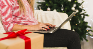 secretaresse op laptop met geschenk cadeau kerstboom, hybride werken